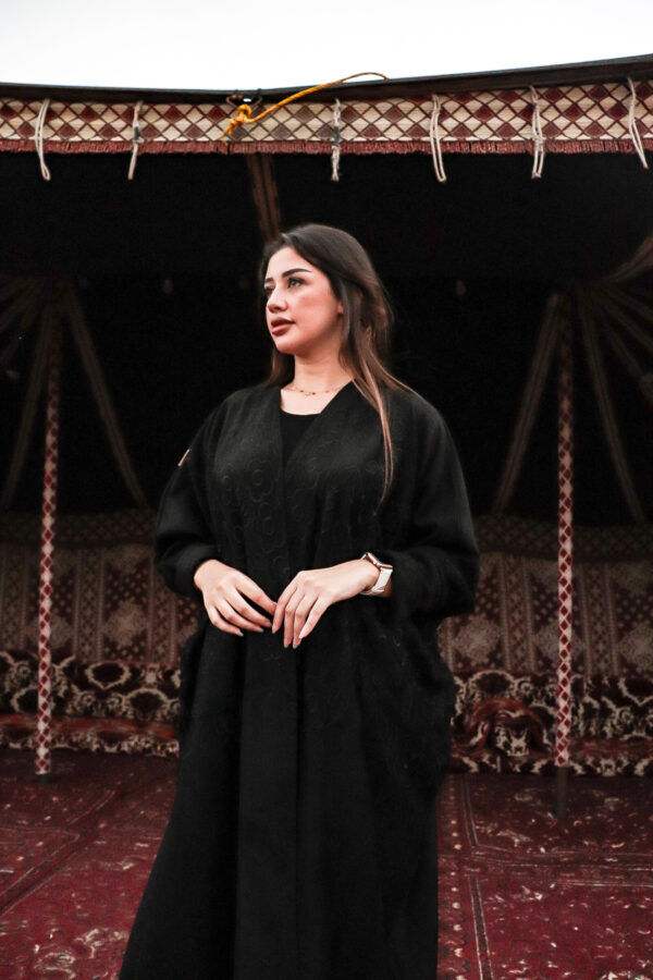 ⁦عباية نص بشت شمواه بتطرير اسود على اكتاف عباية⁩ - الصورة ⁦11⁩