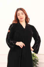 ⁦عباية مخمل بتطريز شك اسود على اكتاف⁩ - الصورة ⁦4⁩