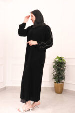 ⁦عباية مخمل بتطريز شك اسود على اكتاف⁩ - الصورة ⁦3⁩