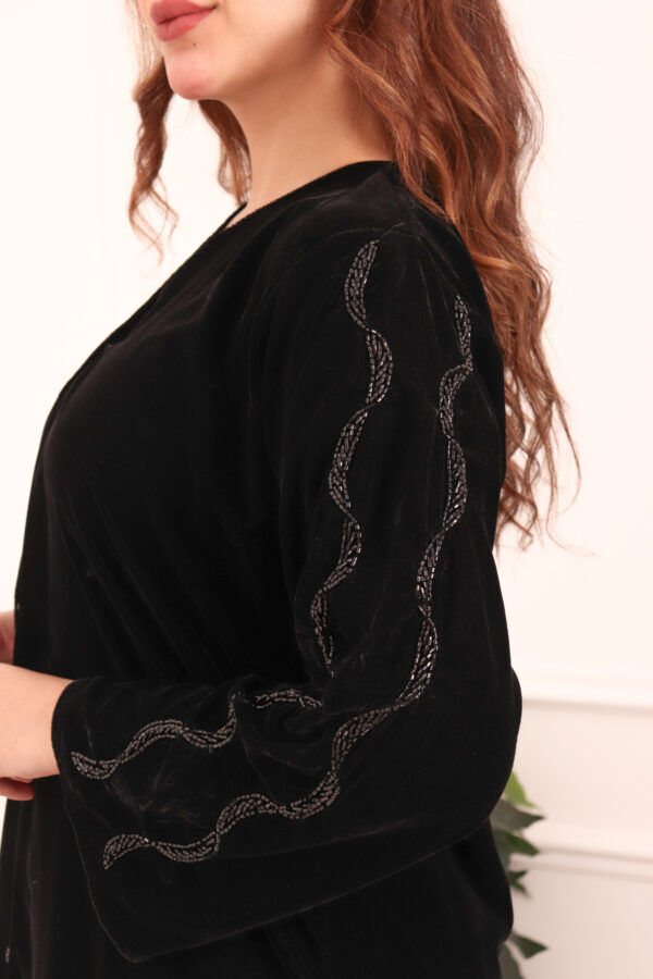 ⁦عباية مخمل بتطريز شك اسود على اكتاف⁩ - الصورة ⁦6⁩