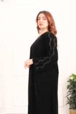 ⁦عباية مخمل بتطريز شك اسود على اكتاف⁩ - الصورة ⁦7⁩