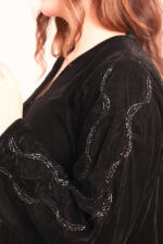 ⁦عباية مخمل بتطريز شك اسود على اكتاف⁩ - الصورة ⁦9⁩