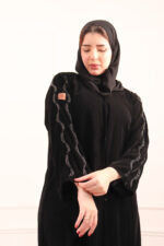 عباية مخمل بتطريز شك اسود على اكتاف