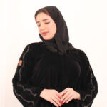 ⁦عباية مخمل بتطريز شك اسود على اكتاف⁩ - الصورة ⁦12⁩