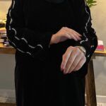 ⁦عباية مخمل بتطريز شك ابيض على اكتاف⁩ - الصورة ⁦2⁩