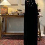 ⁦عباية مخمل بتطريز شك ابيض على اكتاف⁩ - الصورة ⁦3⁩