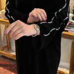 ⁦عباية مخمل بتطريز شك ابيض على اكتاف⁩ - الصورة ⁦4⁩