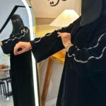 ⁦عباية مخمل بتطريز شك ابيض على اكتاف⁩ - الصورة ⁦5⁩