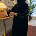 ⁦عباية مخمل بتطريز شك ابيض على اكتاف⁩ - الصورة ⁦6⁩