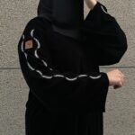 ⁦عباية مخمل بتطريز شك ابيض على اكتاف⁩ - الصورة ⁦7⁩