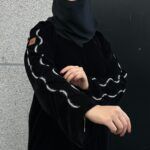 ⁦عباية مخمل بتطريز شك ابيض على اكتاف⁩ - الصورة ⁦8⁩