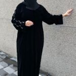 ⁦عباية مخمل بتطريز شك ابيض على اكتاف⁩ - الصورة ⁦9⁩