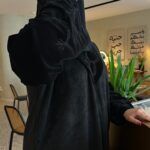 ⁦عباية بقصه A شتوية شامواه مع تداخل المخمل ربع كلوش⁩ - الصورة ⁦3⁩