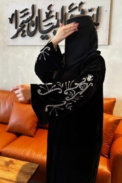 عباية مخمل بتطريز شك ابيض على اكمام