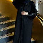 ⁦عباية شامواه محدد بجلد وبياقة و اكمام مخمل شتوي⁩ - الصورة ⁦2⁩