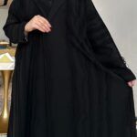 ⁦عبايه فكرو لياقه و جيوب بزراير على اكمام⁩ - الصورة ⁦3⁩