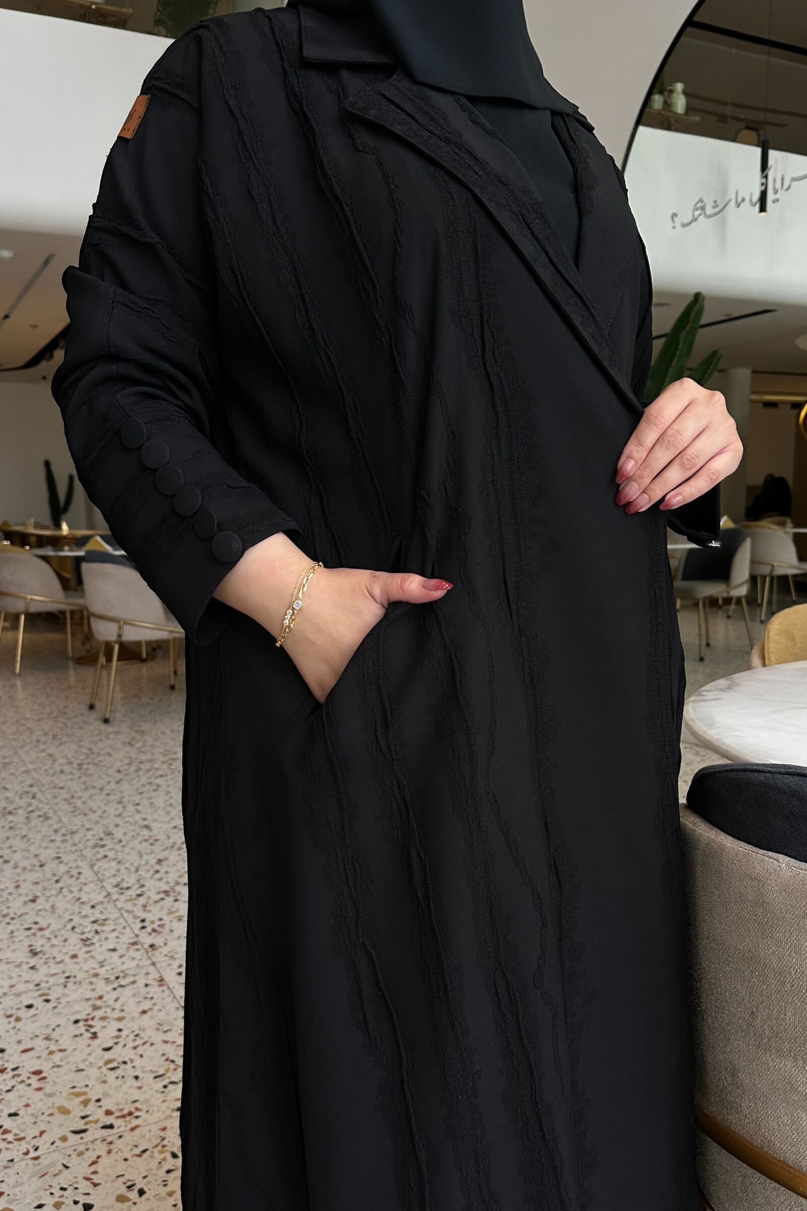 ZA-0508 (5) عبايه فكرو لياقه و جيوب بزراير على اكمام - الصورة 1