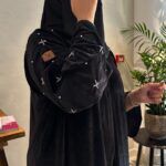 عباية مخمل بشك سندس على اكمام بلون ابيض