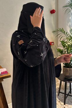 عباية مخمل بشك سندس على اكمام بلون ابيض