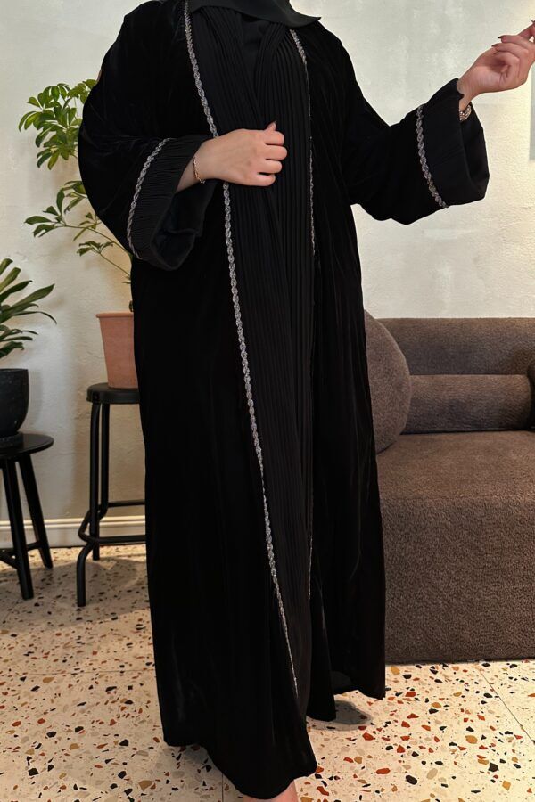 ⁦عباية مخمل مع تداخل كسرات وكلفه رصاصي من الامام والاكمام⁩ - الصورة ⁦6⁩