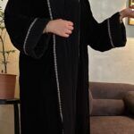 ⁦عباية مخمل مع تداخل كسرات وكلفه رصاصي من الامام والاكمام⁩ - الصورة ⁦7⁩