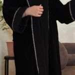 ⁦عباية مخمل مع تداخل كسرات وكلفه رصاصي من الامام والاكمام⁩ - الصورة ⁦3⁩