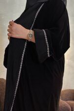 ⁦عباية مخمل مع تداخل كسرات وكلفه رصاصي من الامام والاكمام⁩ - الصورة ⁦5⁩