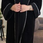 ⁦عباية مخمل مع تداخل كسرات وكلفه رصاصي من الامام والاكمام⁩ - الصورة ⁦2⁩