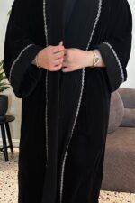 ⁦عباية مخمل مع تداخل كسرات وكلفه رصاصي من الامام والاكمام⁩ - الصورة ⁦2⁩