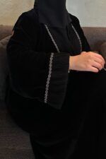 عباية مخمل مع تداخل كسرات وكلفه رصاصي من الامام والاكمام