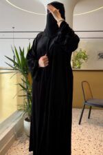 ⁦عباية مخمل بشك سندس على اكمام بلون اسود⁩ - الصورة ⁦3⁩