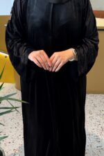 عباية مخمل بشك سندس على اكمام بلون اسود