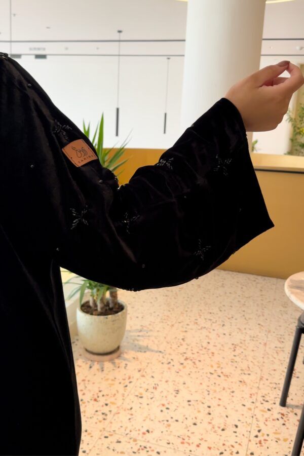 ⁦عباية مخمل بشك سندس على اكمام بلون اسود⁩ - الصورة ⁦5⁩