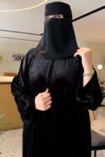 ⁦عباية مخمل بشك سندس على اكمام بلون اسود⁩ - الصورة ⁦6⁩