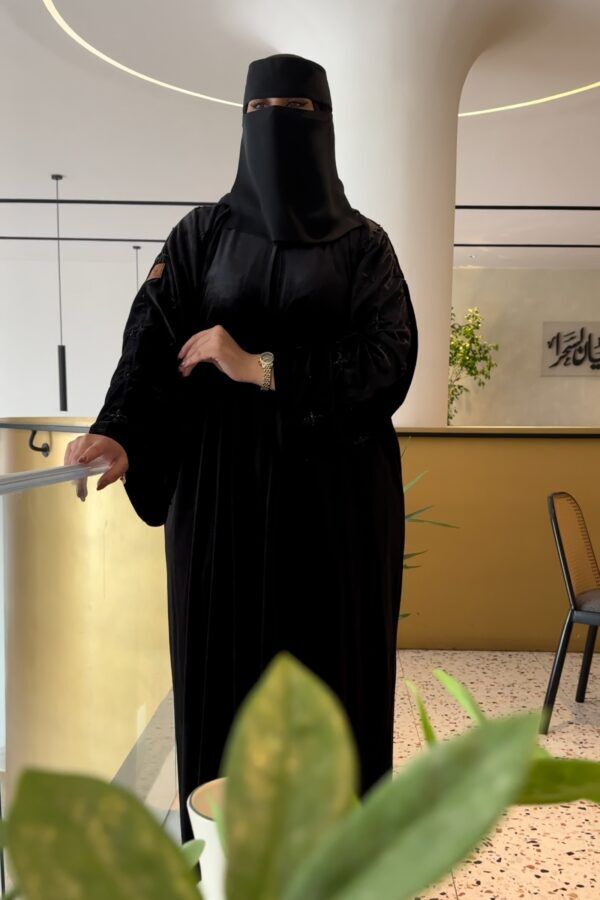 ⁦عباية مخمل بشك سندس على اكمام بلون اسود⁩ - الصورة ⁦7⁩