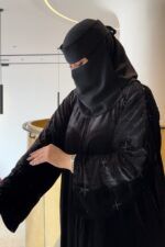 ⁦عباية مخمل بشك سندس على اكمام بلون اسود⁩ - الصورة ⁦8⁩