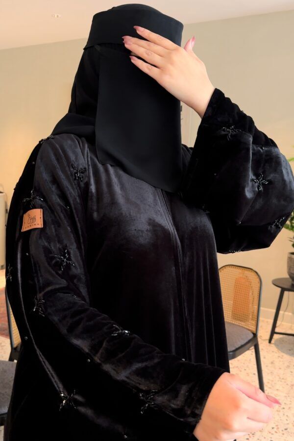 ⁦عباية مخمل بشك سندس على اكمام بلون اسود⁩ - الصورة ⁦9⁩