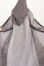 ⁦عبايه شامواه رصاصي بتطرزه من اجناب⁩ - الصورة ⁦3⁩