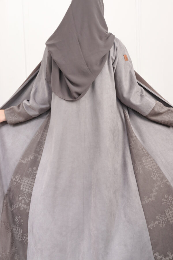 ⁦عبايه شامواه رصاصي بتطرزه من اجناب⁩ - الصورة ⁦3⁩