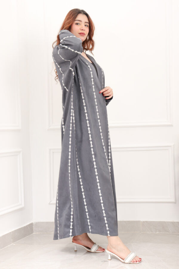 ⁦عبايه شامواه رمادي مطرزه بالابيض⁩ - الصورة ⁦3⁩