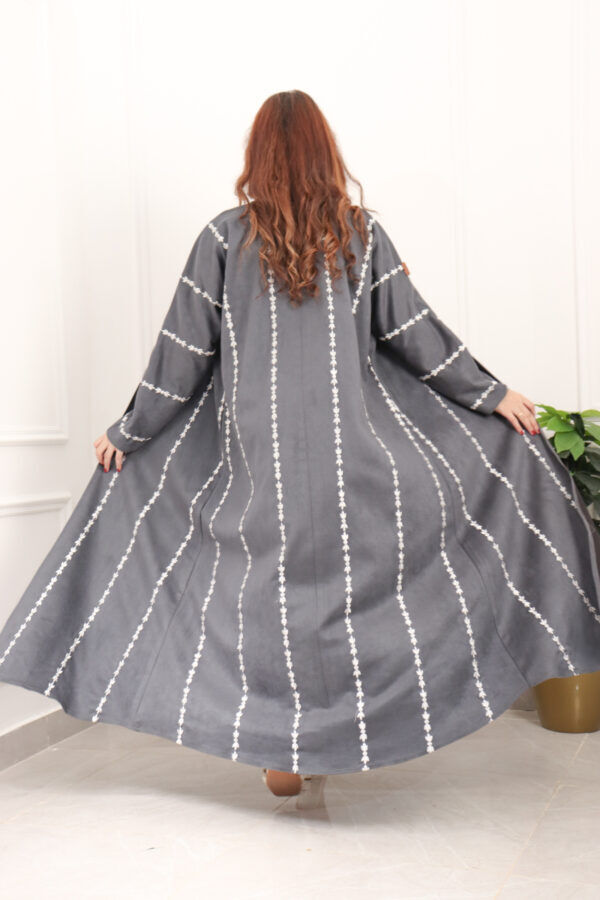 ⁦عبايه شامواه رمادي مطرزه بالابيض⁩ - الصورة ⁦4⁩