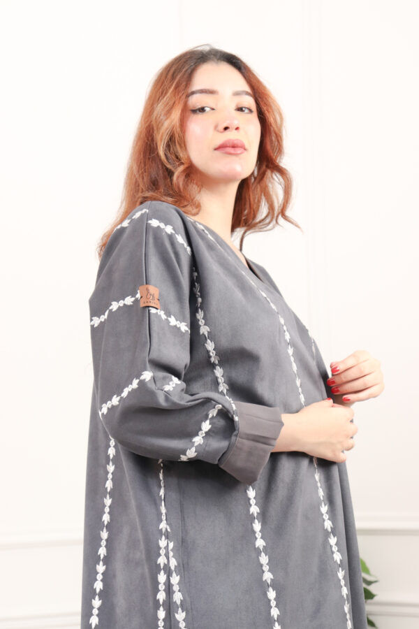 ⁦عبايه شامواه رمادي مطرزه بالابيض⁩ - الصورة ⁦5⁩