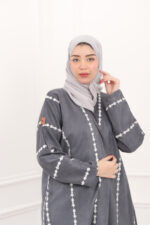 ⁦عبايه شامواه رمادي مطرزه بالابيض⁩ - الصورة ⁦6⁩