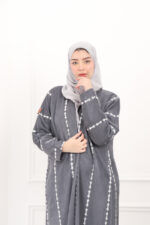 ⁦عبايه شامواه رمادي مطرزه بالابيض⁩ - الصورة ⁦2⁩