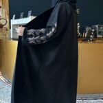 ⁦عبايه شتويه بتصميم انيق على اكمام بنحاسي و اسود⁩ - الصورة ⁦2⁩