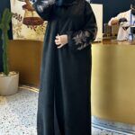 ⁦عبايه شتويه بتصميم انيق على اكمام بنحاسي و اسود⁩ - الصورة ⁦4⁩