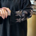 عبايه شتويه بتصميم انيق على اكمام بنحاسي و اسود