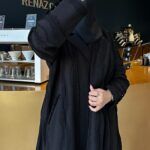 ⁦عبايه فكرو لياقه و جيوب بزراير على اكمام محدده⁩ - الصورة ⁦4⁩