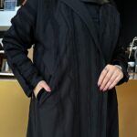 عبايه فكرو لياقه و جيوب بزراير على اكمام محدده