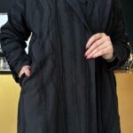 ⁦عبايه فكرو لياقه و جيوب بزراير على اكمام محدده⁩ - الصورة ⁦7⁩